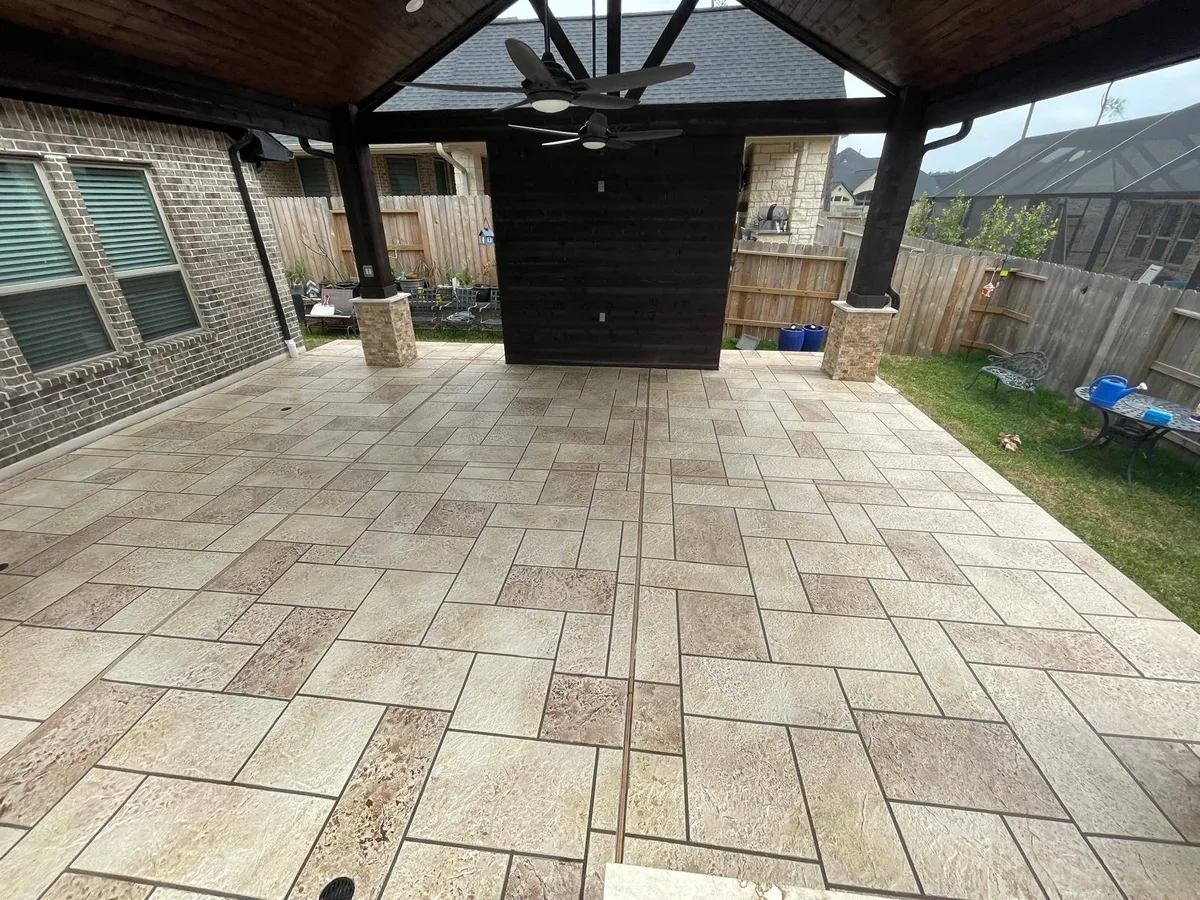 Stamp overlay travertino en patio cubierto Houston TX