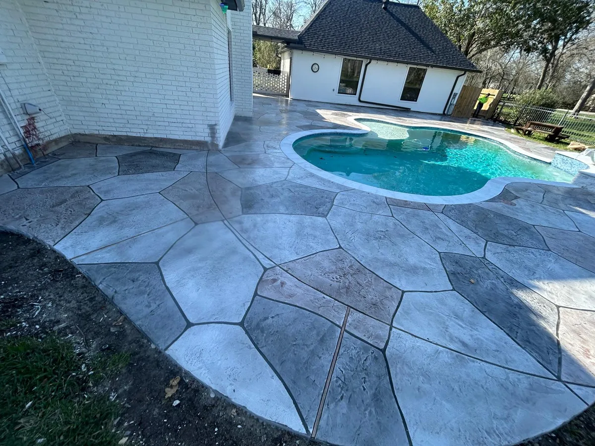 Stamp overlay piedra en deck de alberca Katy TX